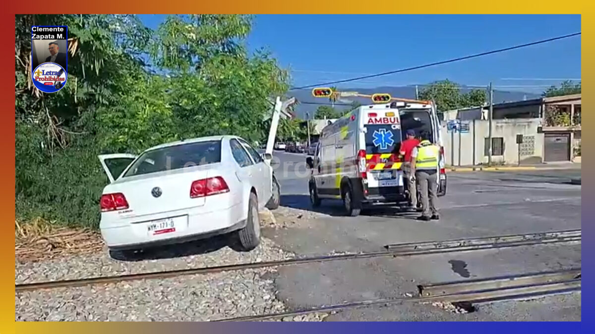 Auto termina sobre vías del tren tras esquivar a otro que se pasó en rojo del semáforo