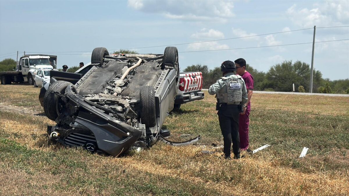 Pareja sobrevive a una aparatosa volcadura en la carretera Victoria–Zaragoza