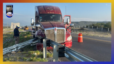 Tráiler descontrolado “frena” contra muro de contención en caseta de la Rumbo Nuevo