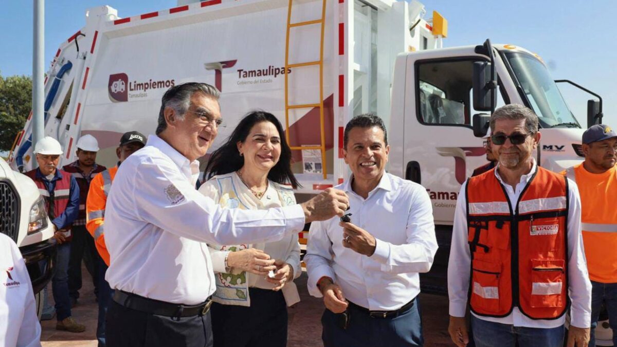 Entrega gobernador Américo nuevo camión recolector a alcalde Lalo Gattás