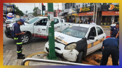 Taxi se estrella contra semáforo en Ciudad Madero y es abandonado por ocupantes