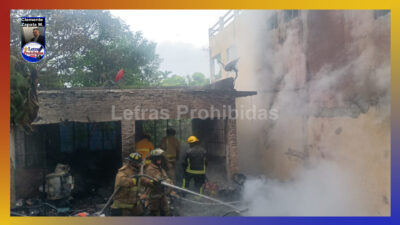 Vivienda queda convertida en cenizas en la colonia Obrera