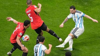 Messi enmienda su error y remonta contra Egipto