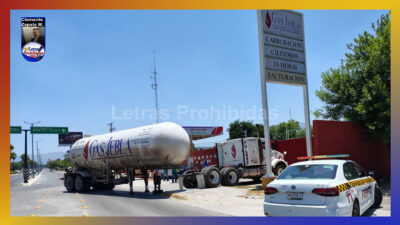 ¡Todos se apanican! Pipa cargada con gas se desprende de tráiler