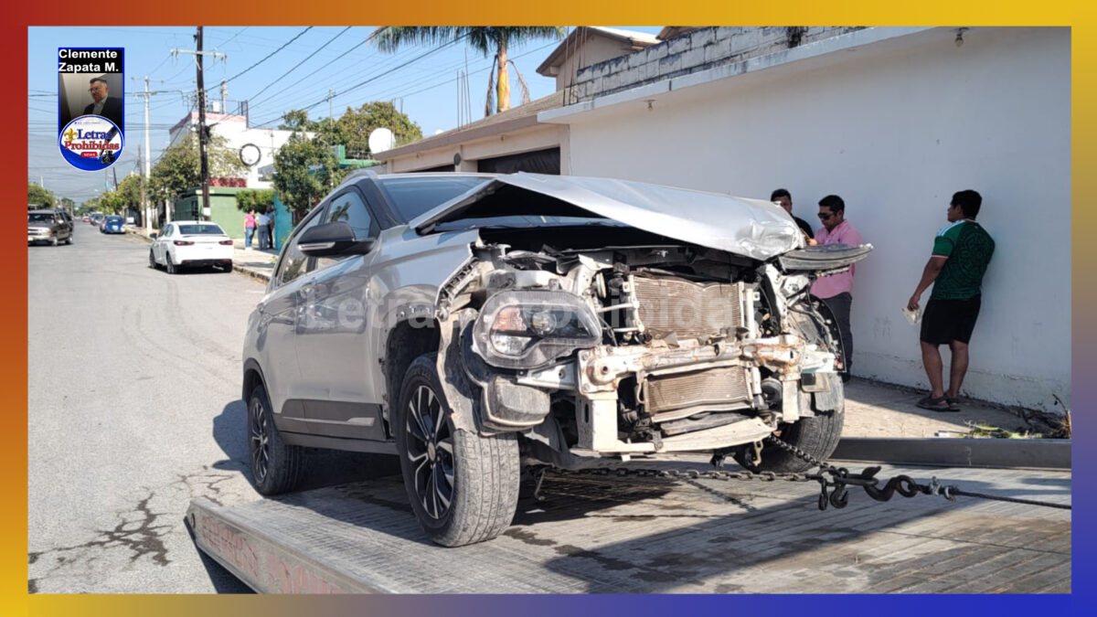 Despedaza frente de auto: omite alto y causa choque en la colonia Tamaulipas