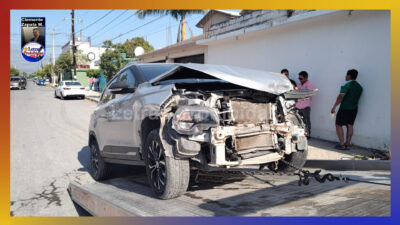 Despedaza frente de auto: omite alto y causa choque en la colonia Tamaulipas