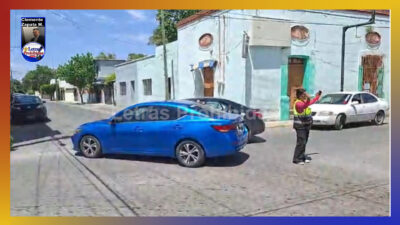 Tras omitir alto… En percance vial dama sale lesionada