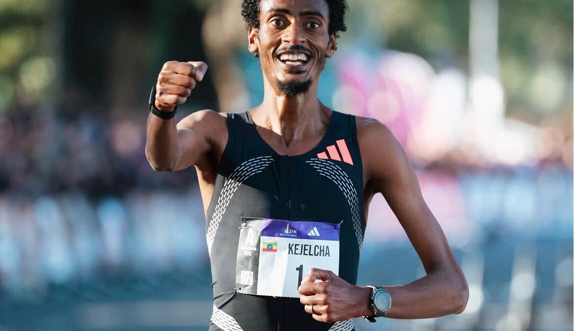 Yomif Kejelcha hace historia en el medio maratón