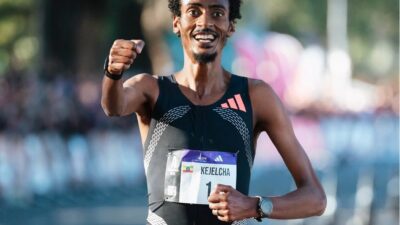 Yomif Kejelcha hace historia en el medio maratón
