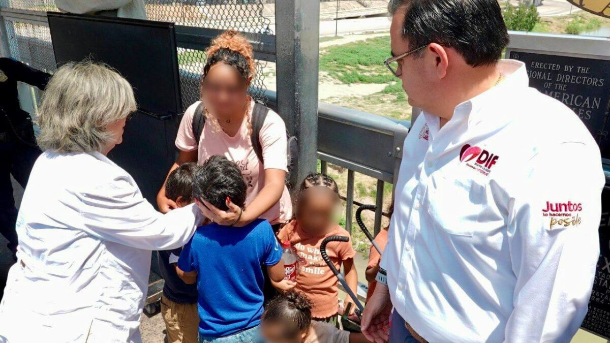 DIF NUEVO LAREDO REÚNE A DOS MENORES CON SU MADRE EN EL PUENTE INTERNACIONAL UNO