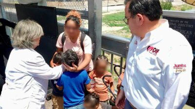 DIF NUEVO LAREDO REÚNE A DOS MENORES CON SU MADRE EN EL PUENTE INTERNACIONAL UNO