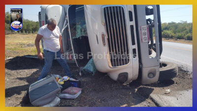 Siempre no se hizo la carnita asada pues tráiler volcó en la Rumbo Nuevo