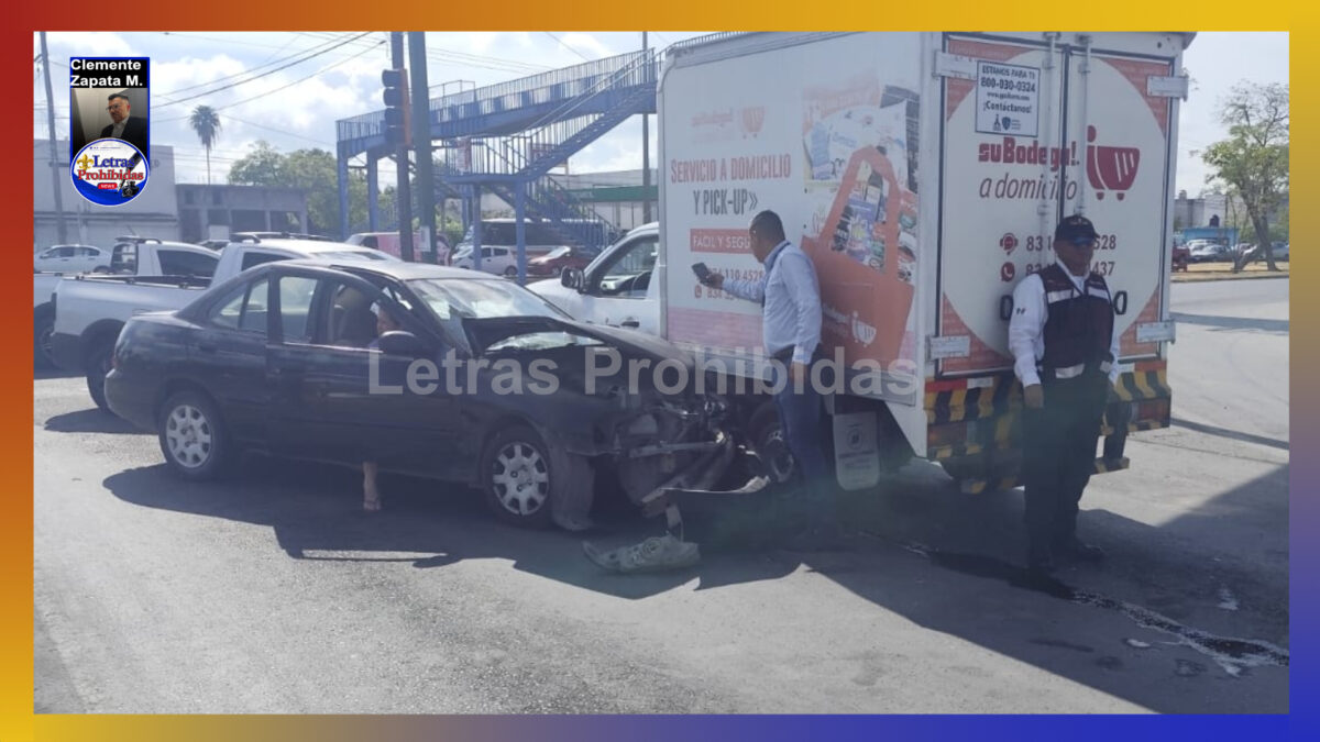 Choque entre 2 camionetas termina contra vehículo estacionado