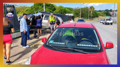 “Descuajaringa” todo a su paso: Mujer estrella camioneta contra barda de Universidad