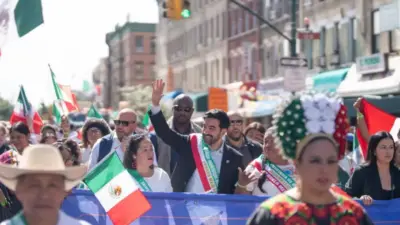 EL ALCALDE DE NUEVA YORK ENCABEZA EL DESFILE DE LA INDEPENDENCIA DE MÉXICO EN SUNSET PARK