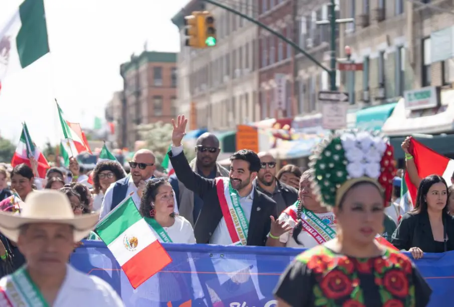 EL ALCALDE DE NUEVA YORK ENCABEZA EL DESFILE DE LA INDEPENDENCIA DE MÉXICO EN SUNSET PARK