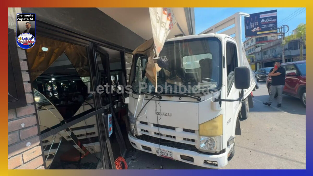 Camión de carga se impacta contra fachada de restaurante
