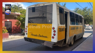 Microbús de la Ruta 7 “desmadra” auto y lesiona a mujer