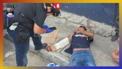 Choque entre moto y auto deja a 2 menores lesionados