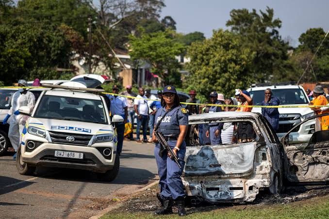 Matanza en una fiesta en Sudáfrica: sicarios matan a 11 personas, entre ellas una mujer embarazada
