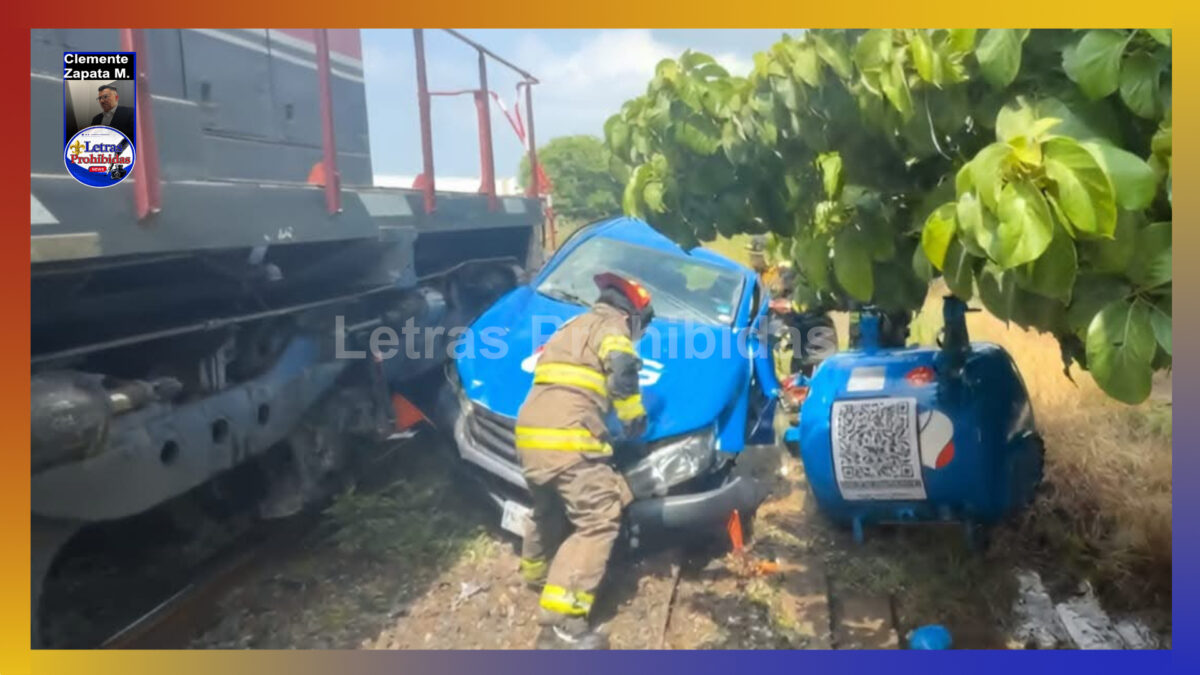 Embiste tren a pipa de gas y todos se “apanicaron”