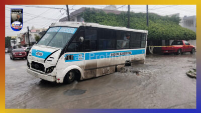 Por culpa del alcalde Erasmo, Microbús cae en boca de tormenta; pasajeros quedan atrapados