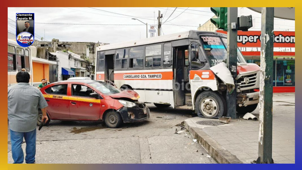 Al irse “picudeando”, taxi impacta y proyecta a microbús contra semáforo