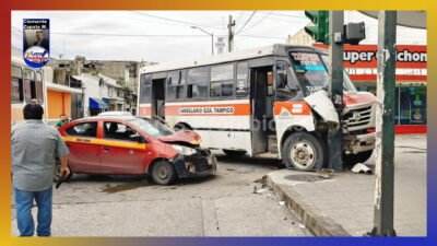 Al irse “picudeando”, taxi impacta y proyecta a microbús contra semáforo