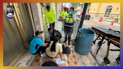 Dio un “mal paso”… Resbala en banqueta mojada y se lesiona