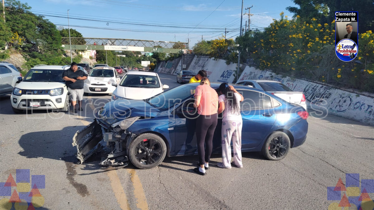 Terminan en el hospital tras participar en choque vehícular